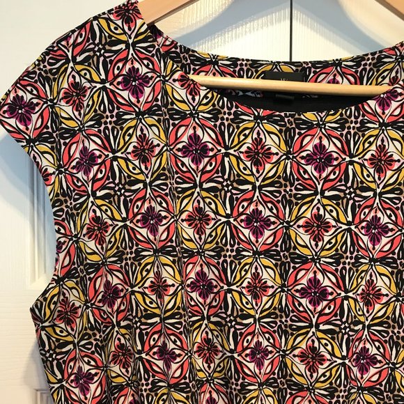 Stylish dress with belt - Picture 3 of 8